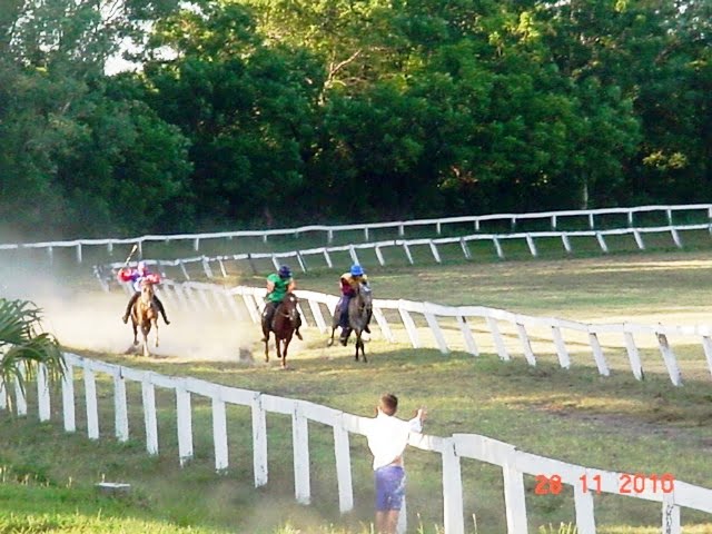 Una bonita panoramica de la carrera en el Cocobolca Jockey Club